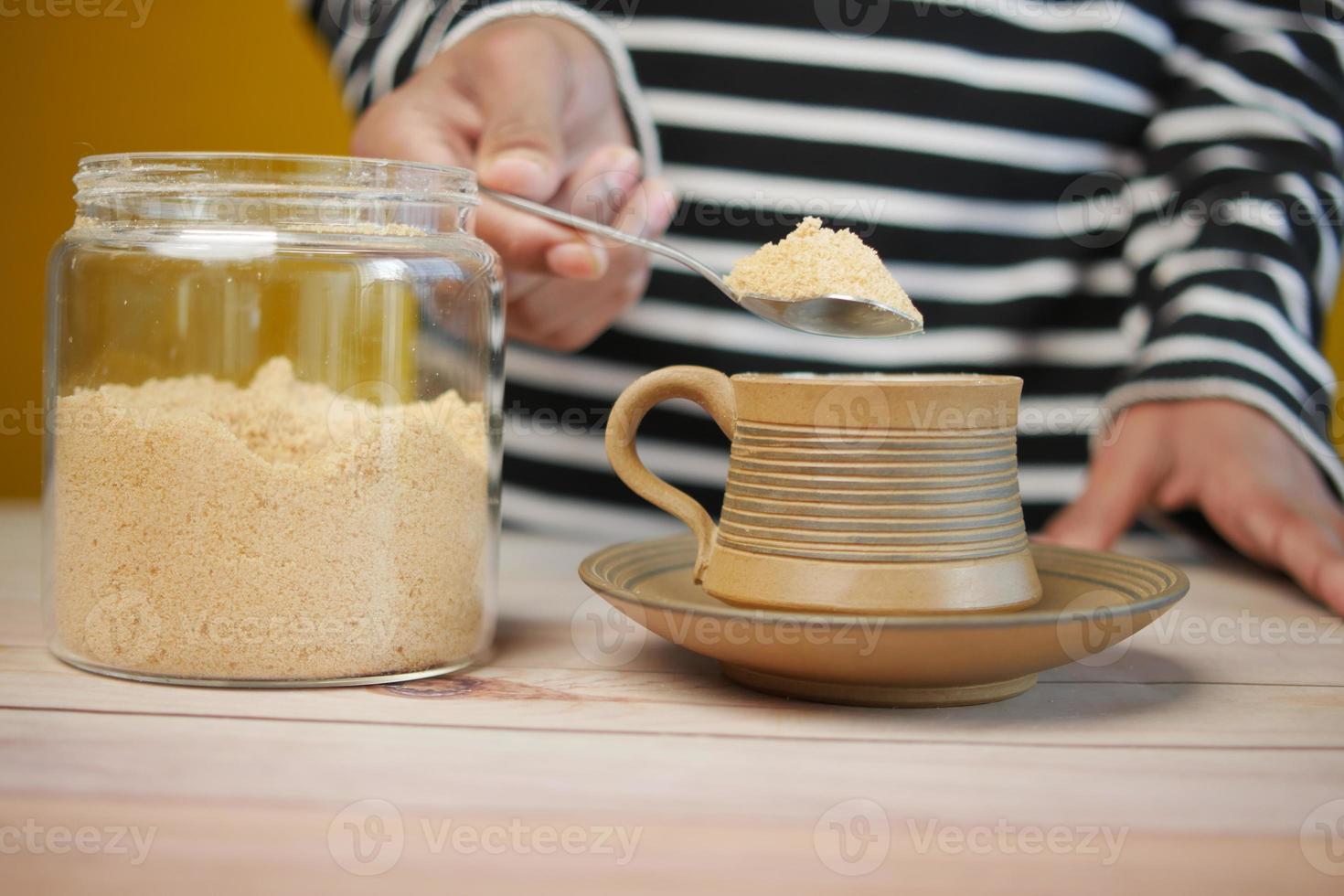 gieten wit suiker in een koffie kop , foto