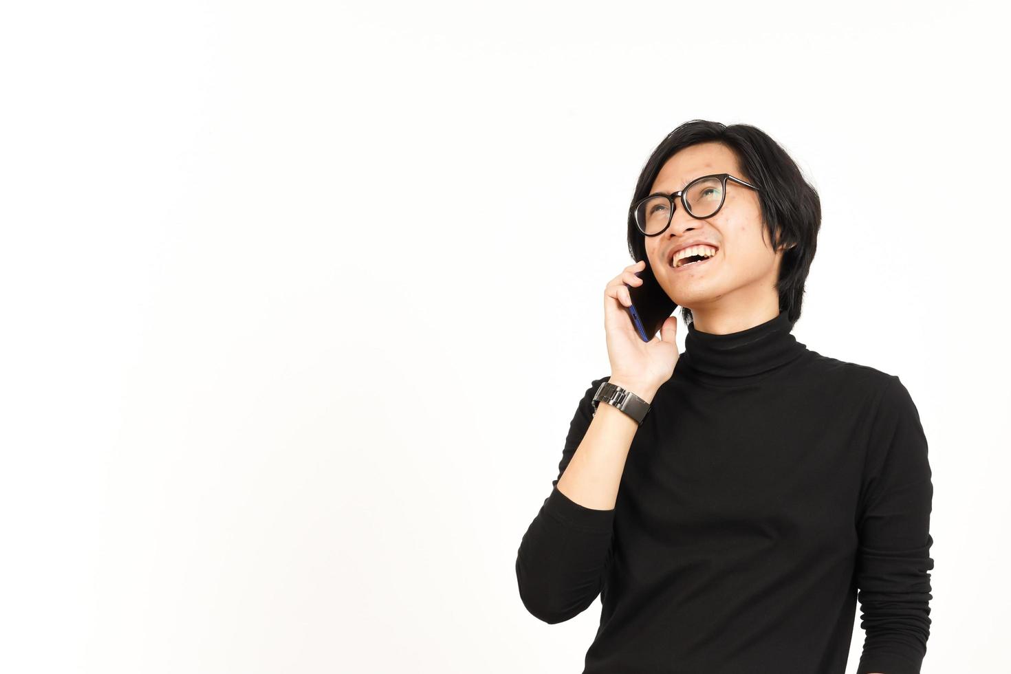 maken een telefoon telefoontje gebruik makend van smartphone met glimlach gezicht van knap Aziatisch Mens geïsoleerd Aan wit foto