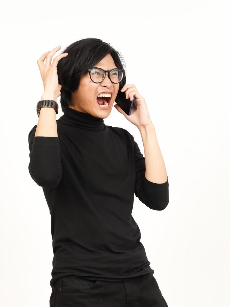 maken een telefoon telefoontje gebruik makend van smartphone met boos gezicht van knap Aziatisch Mens geïsoleerd Aan wit foto