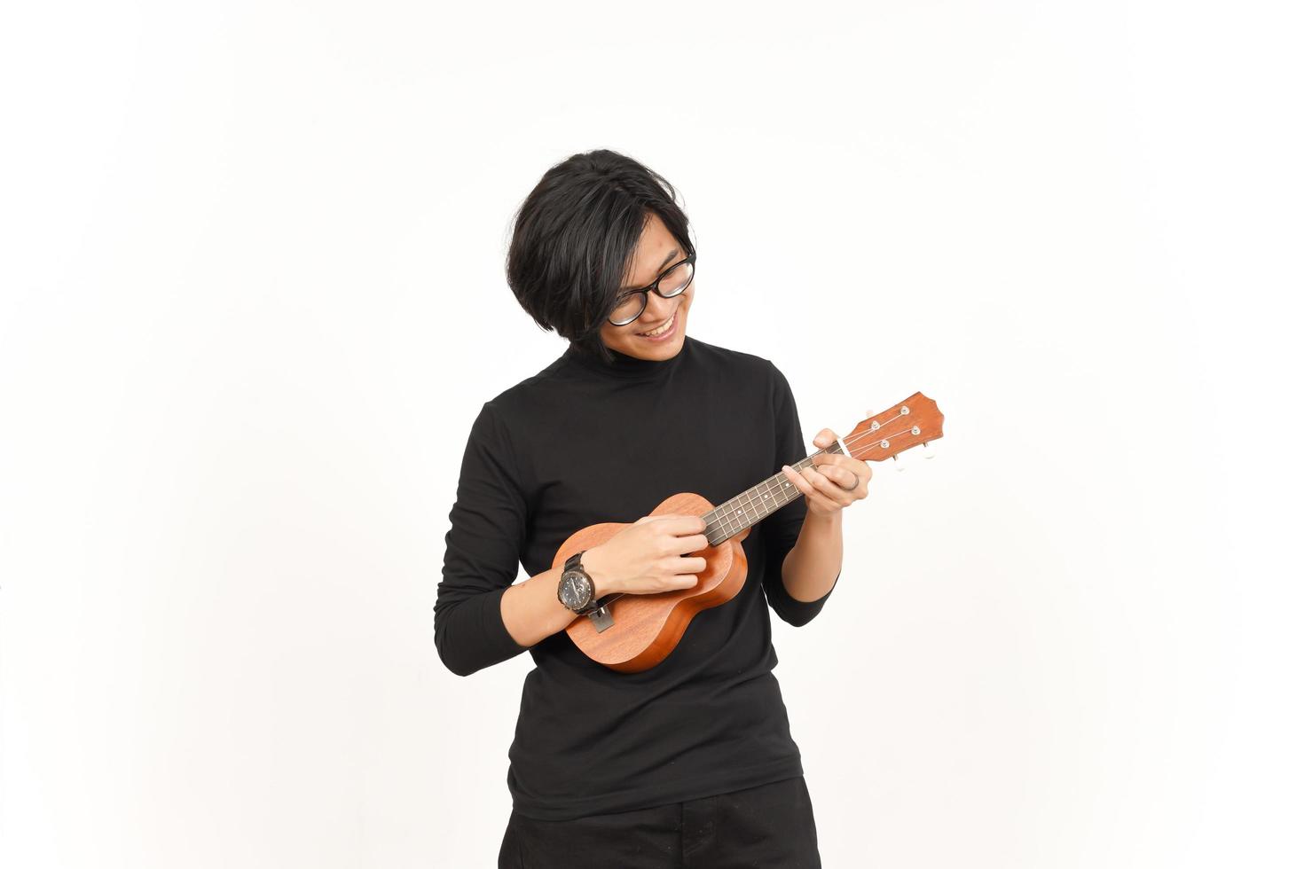 spelen ukulele van knap Aziatisch Mens geïsoleerd Aan wit achtergrond foto
