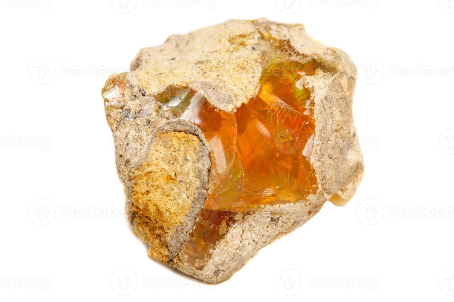 macro opaal mineraal steen in rots Aan wit achtergrond foto