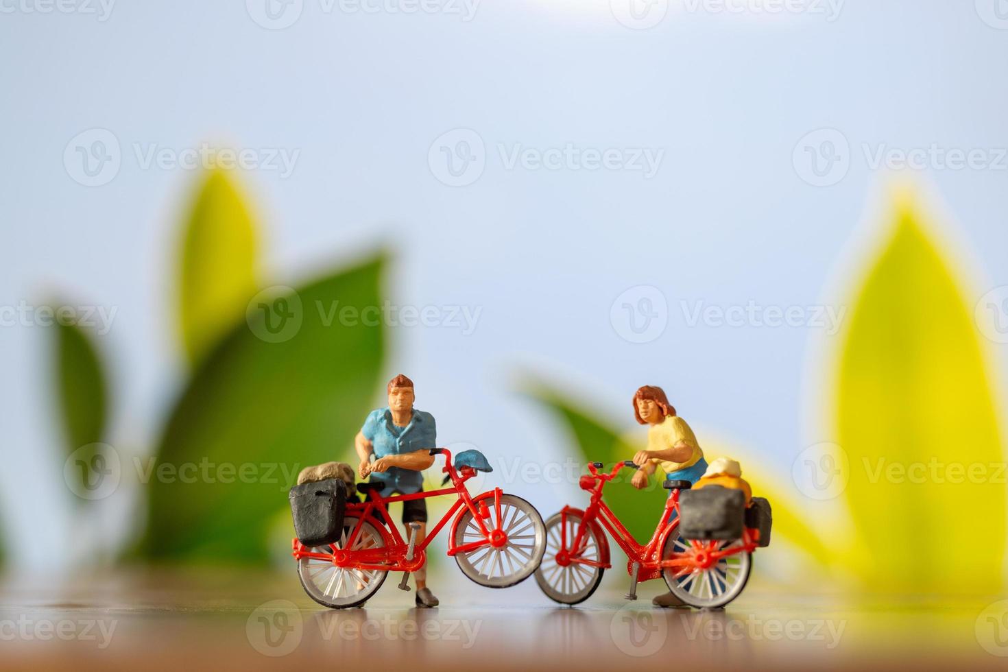 miniatuur mensen staand met fiets, wereld fiets dag concept foto