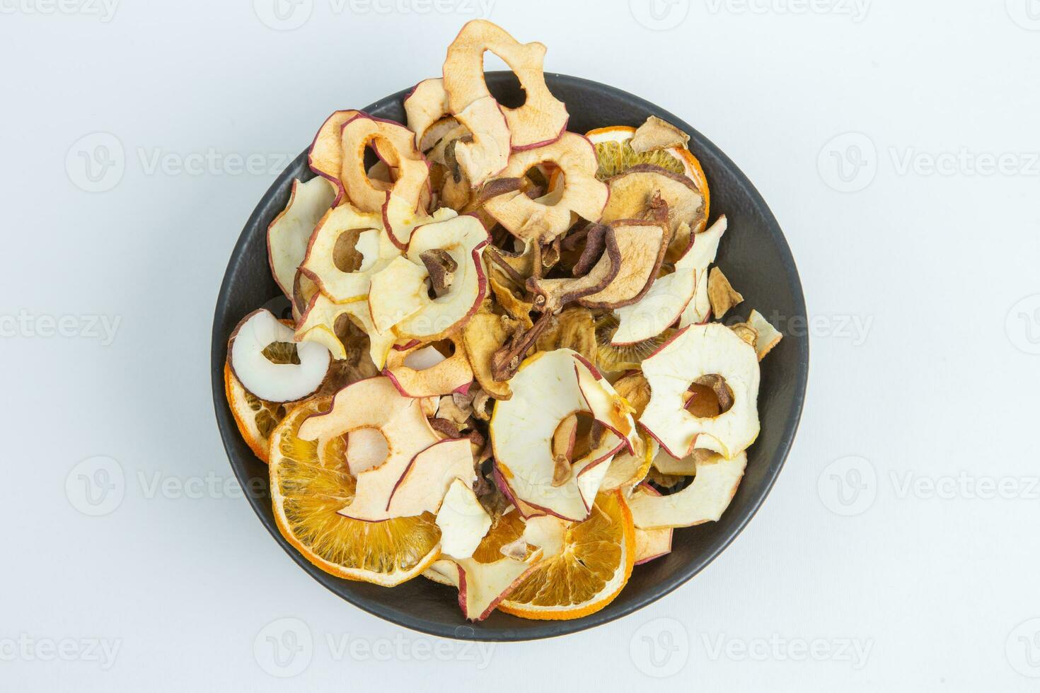 droog fruit geïsoleerd Aan wit achtergrond. gezond aan het eten concept. top visie. gezond vegetarisch voedsel concept. droog fruit chips. foto