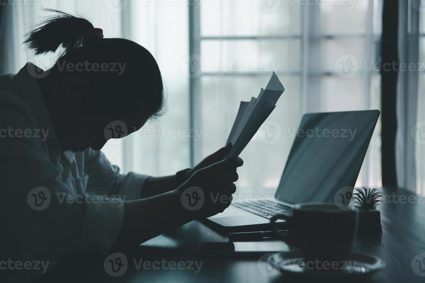 spanning bedrijf vrouw persoon van moeilijk werk, depressie in kantoor. moe en angstig werknemer vrouw met ongelukkig Bij probleem functie. jong zakenvrouw zittend verdrietig voorkant van laptop computer Aan bureau. foto