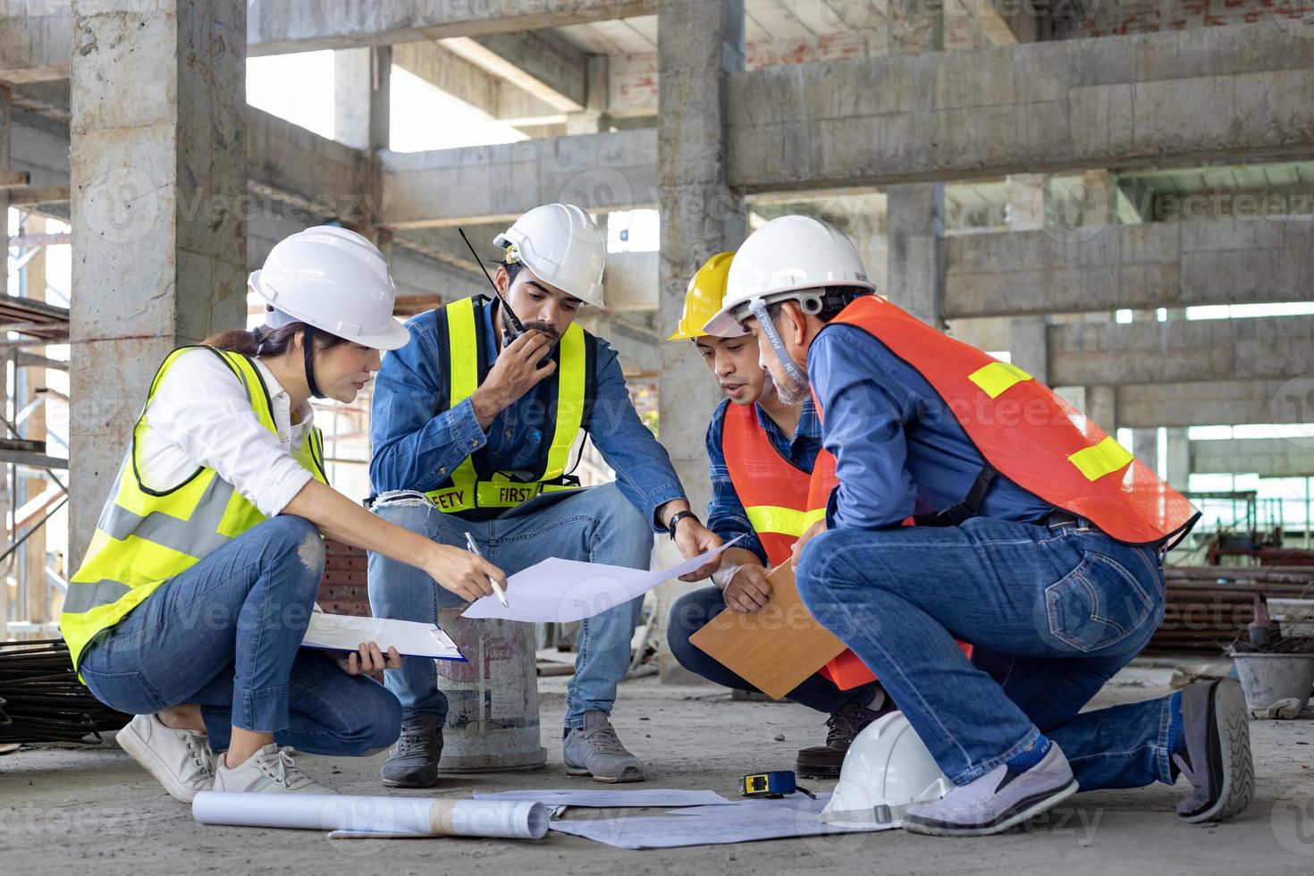 team van ingenieur, architect, aannemer en voorman vergadering en overleg plegen Bij bouw gebouw plaats met verdieping plan voor echt landgoed ontwikkeling project industrie en behuizing tijdlijn foto