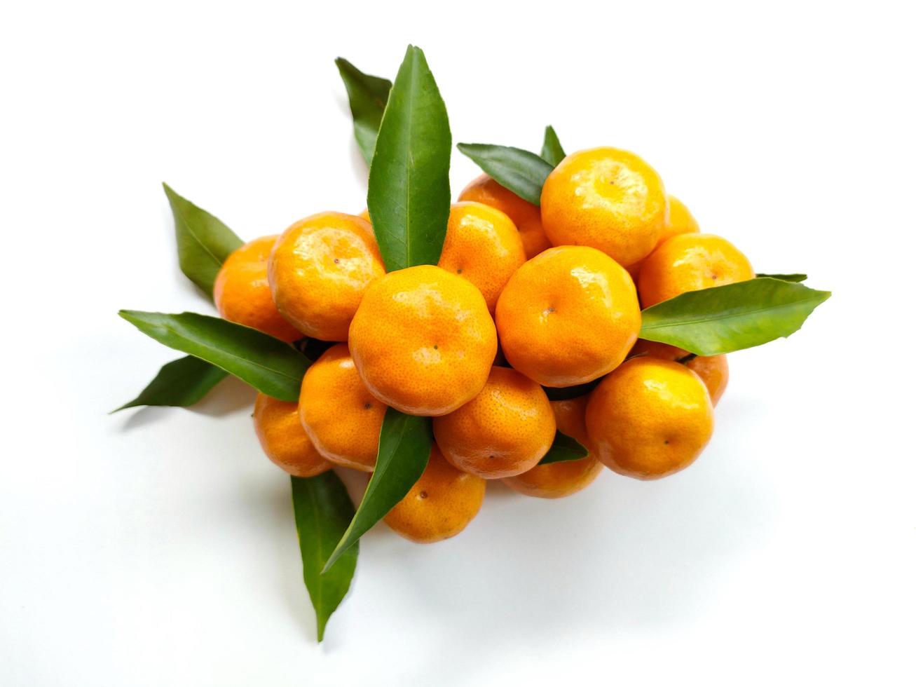 een bundel van fruit en calamondine bladeren geïsoleerd Aan wit achtergrond. rijp mandarijnen foto