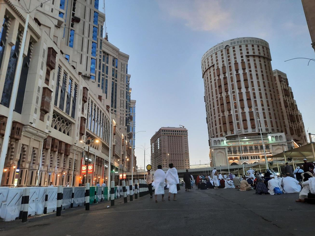 mekka, saudi Arabië, april 2023 - een mooi visie van pelgrims, hoog gebouwen en lichten Bij nacht Aan de buitenste weg in masjid al haram, mekka. foto