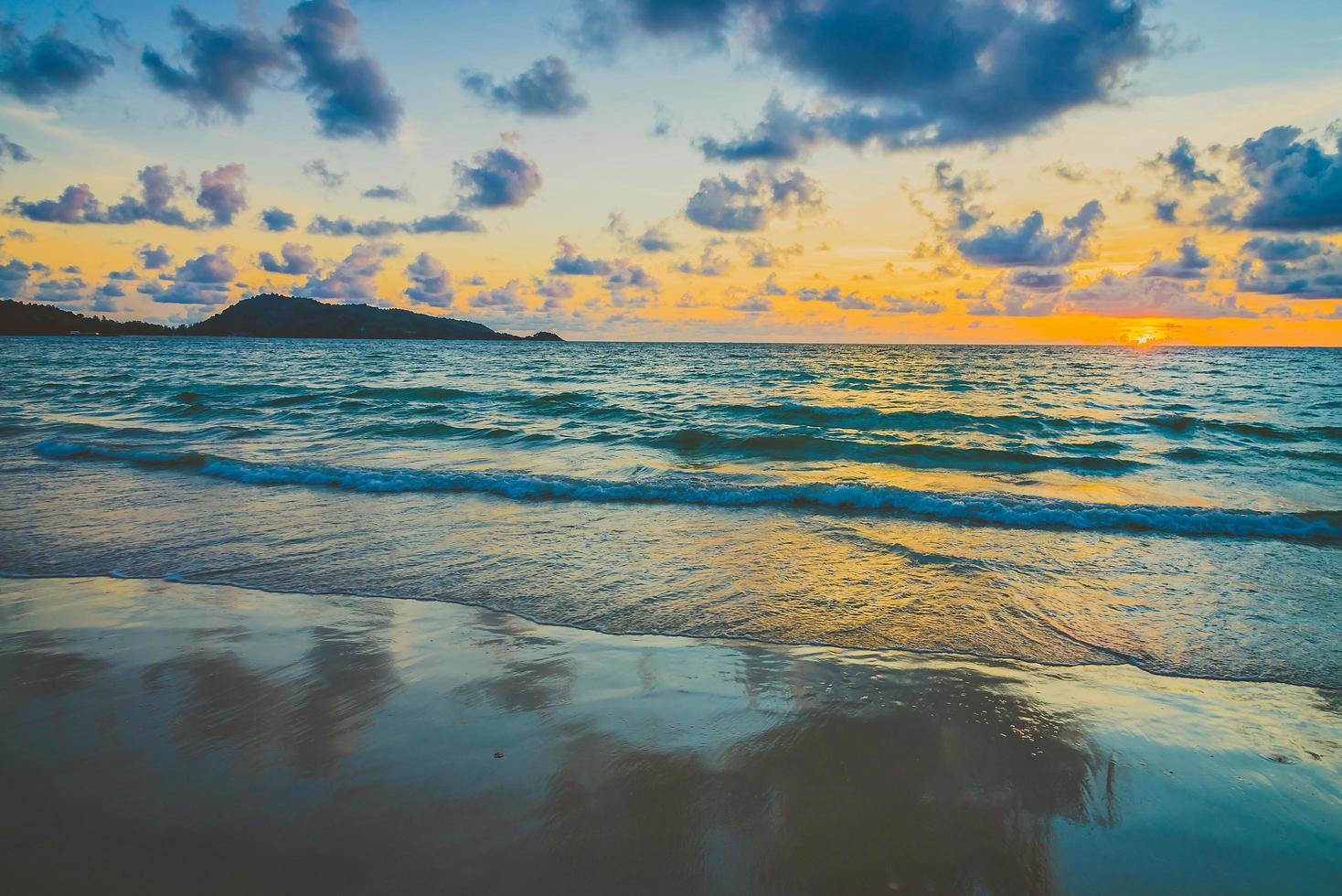 zonsondergang op het strand foto