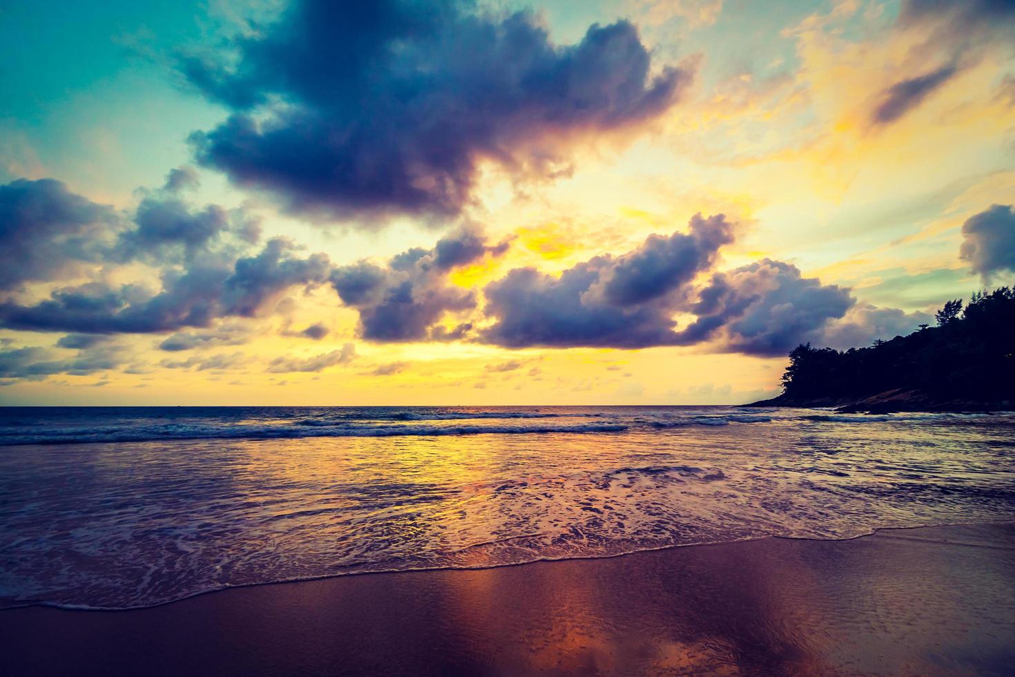 zonsondergang op het strand foto