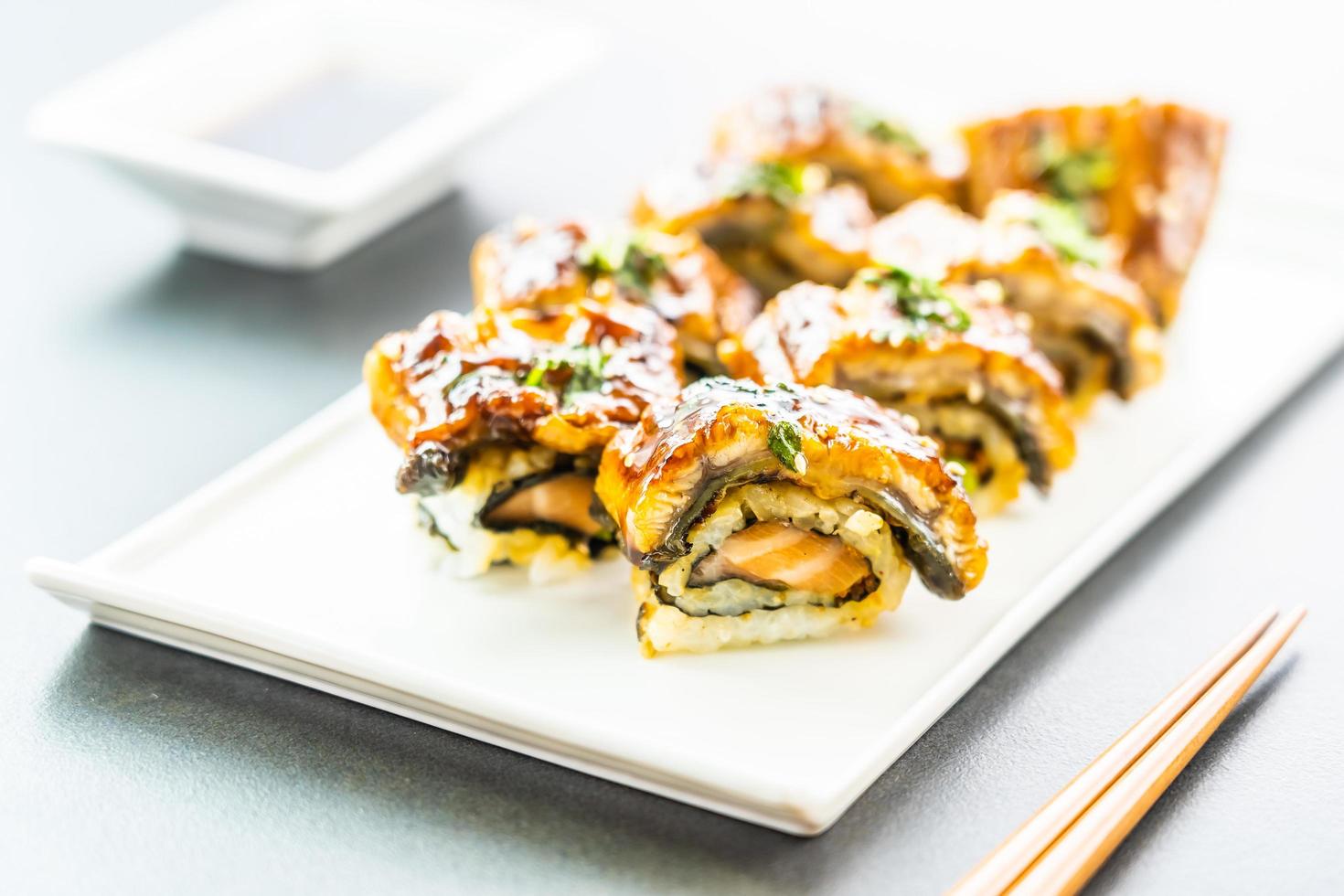 gegrilde paling of unagi vis sushi maki roll met zoete saus foto