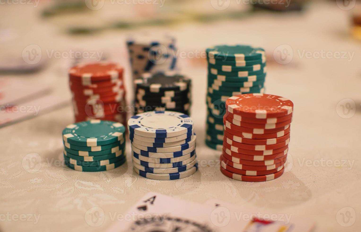 poker chips dichtbij omhoog visie foto