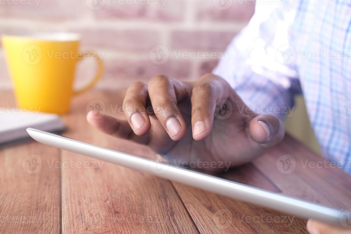 zakenman met behulp van digitale tablet op kantoor foto