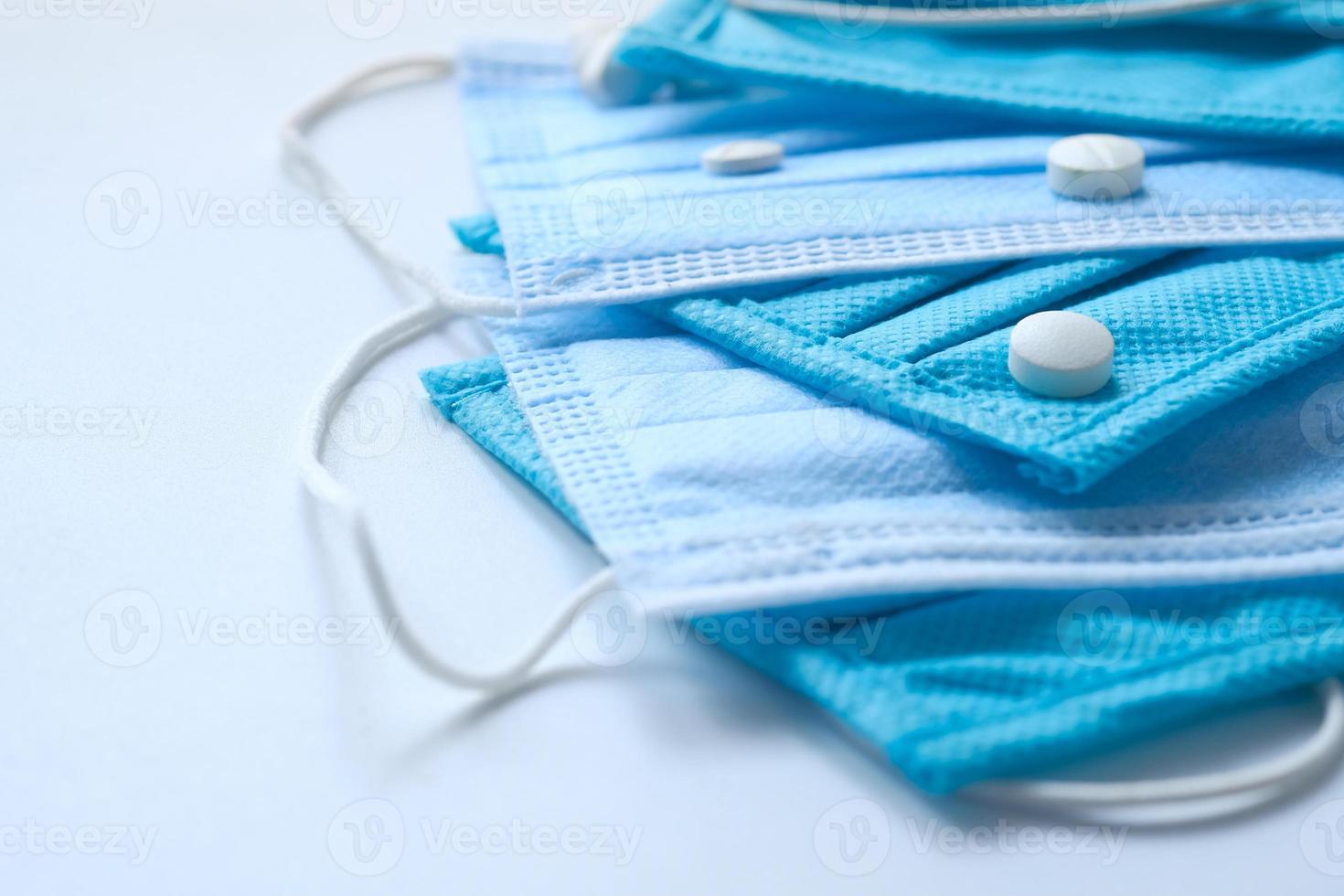 close-up van blauwe chirurgische maskers op tafel foto