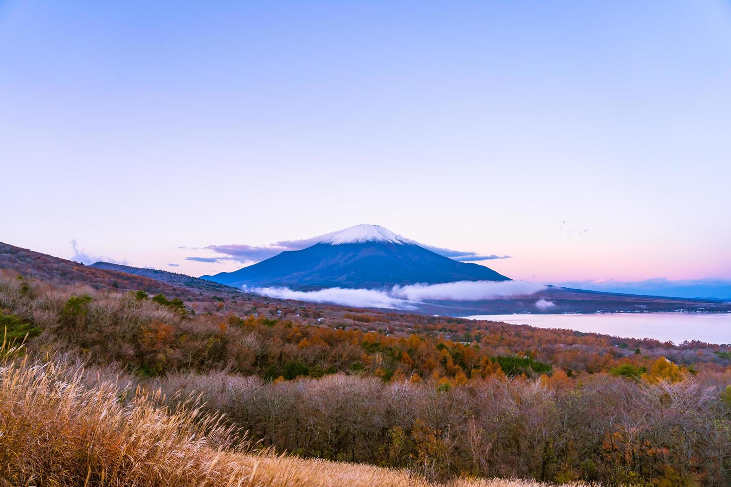 mooie mt. fuji bij yamanaka lake, japan foto