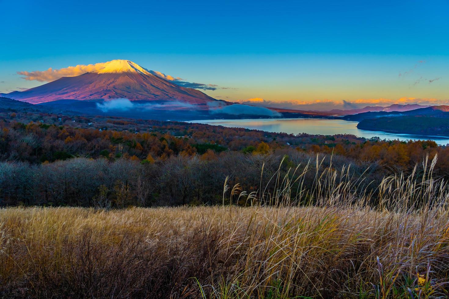 mooie mt. fuji bij yamanaka lake, japan foto