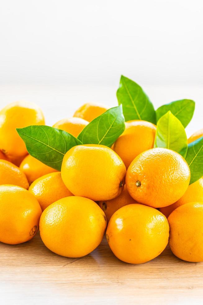 verse sinaasappelen op tafel foto
