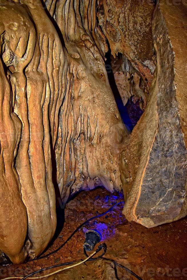 interessant origineel grot in de Turks bergen met stalactieten en stalagmieten creëren de achtergrond foto