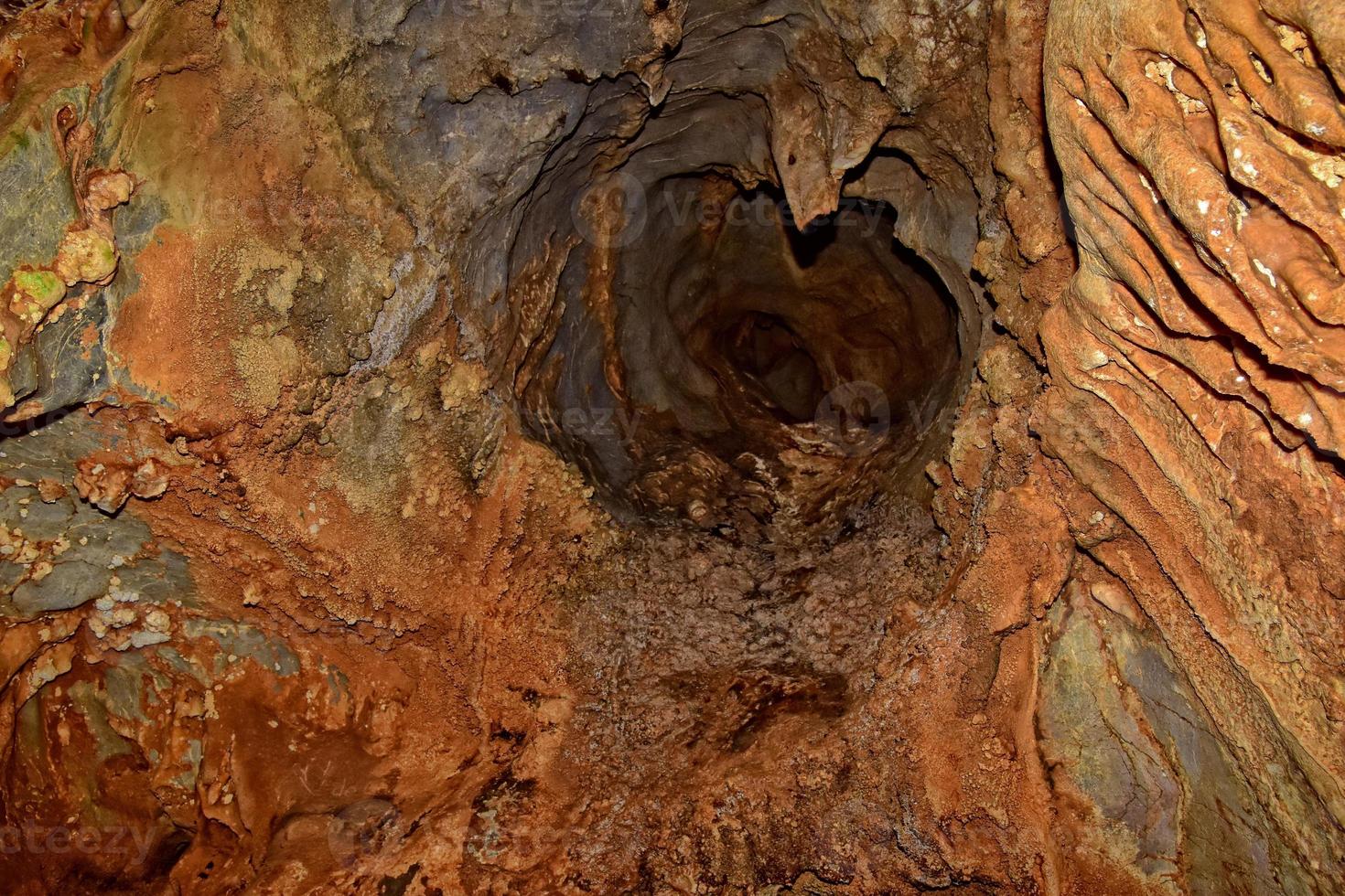 interessant origineel grot in de Turks bergen met stalactieten en stalagmieten creëren de achtergrond foto