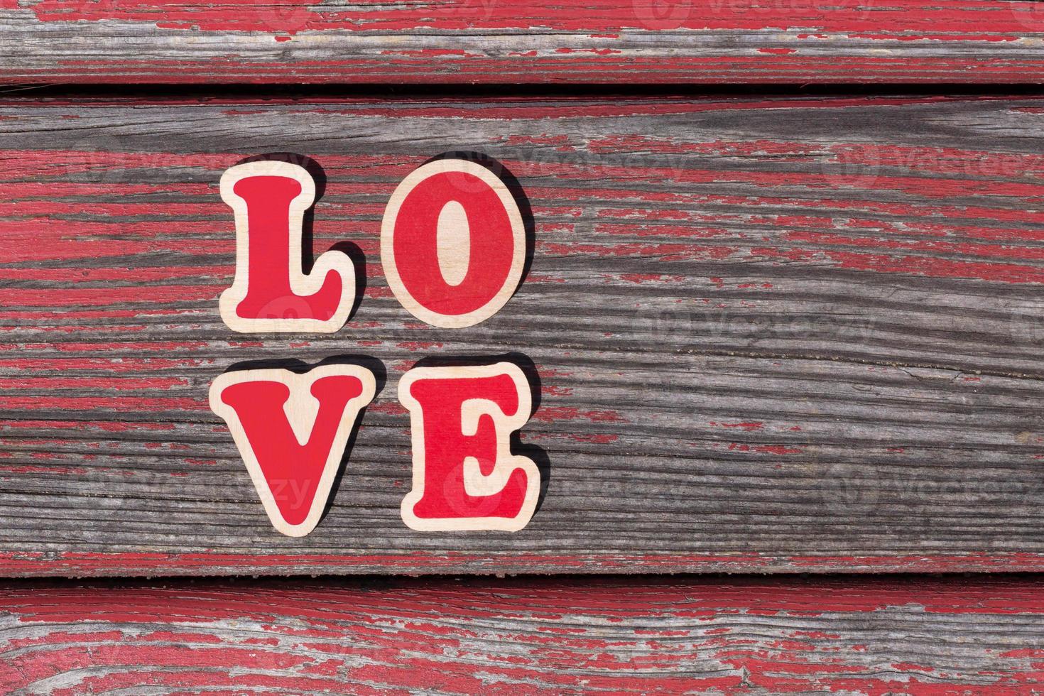 woord liefde gemaakt van houten brieven Aan hout achtergrond foto