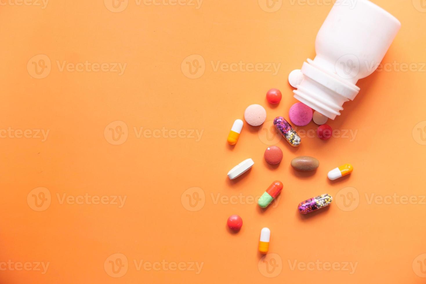 kleurrijke pillen morsen op kleur achtergrond foto