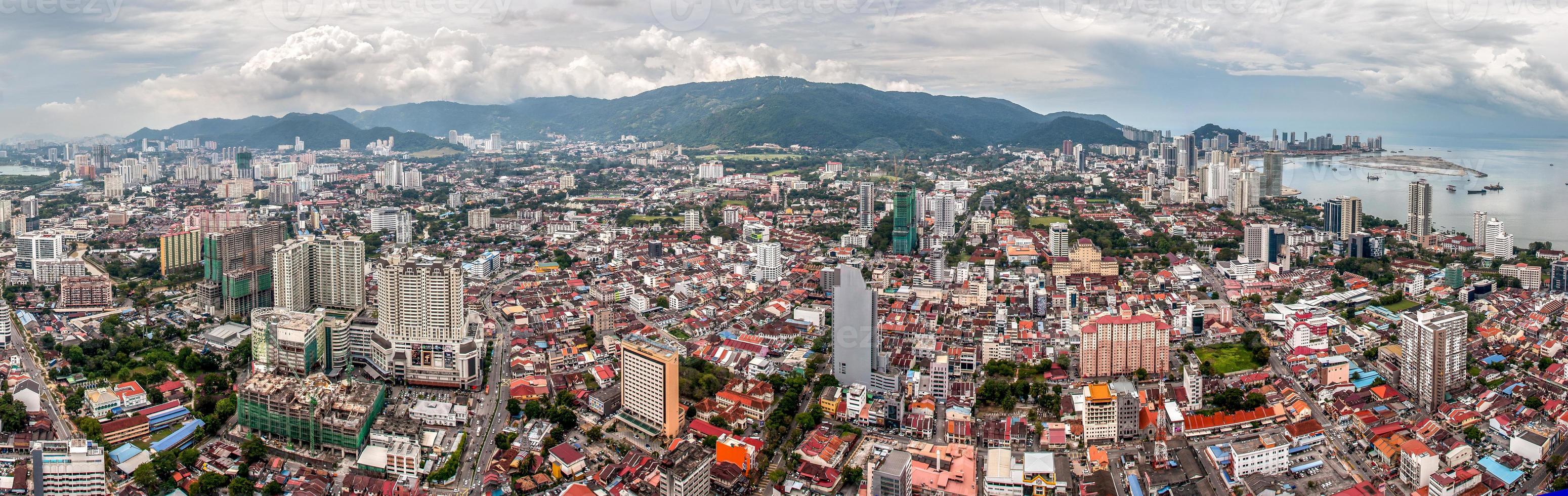 panoramisch visie van Georgetown stad Aan penang eiland in Maleisië van een wolkenkrabber. een mooi historisch multicultureel stad. hoog bergen Aan de horizon. foto