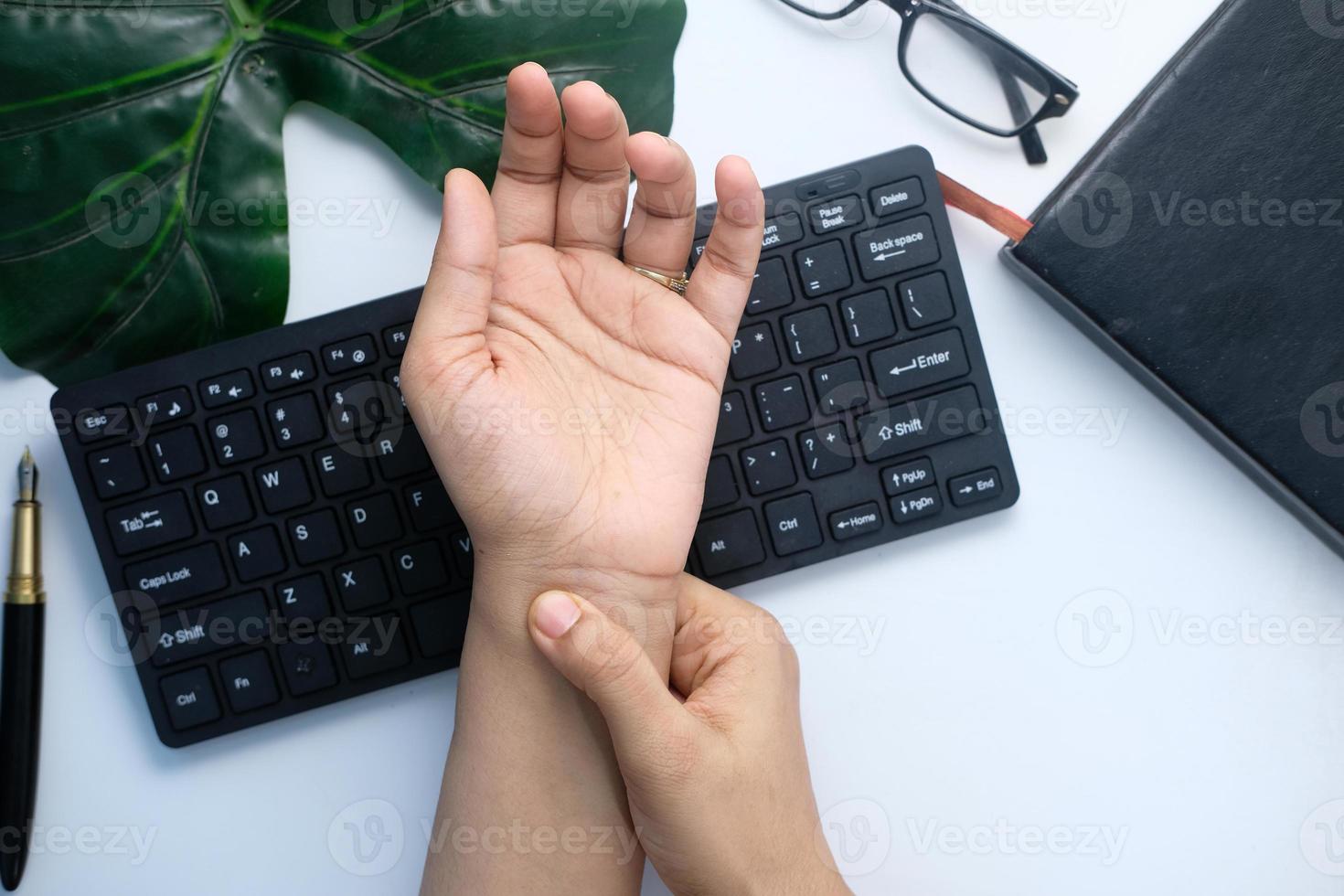 jonge vrouwen die polspijn lijden, bovenaanzicht foto