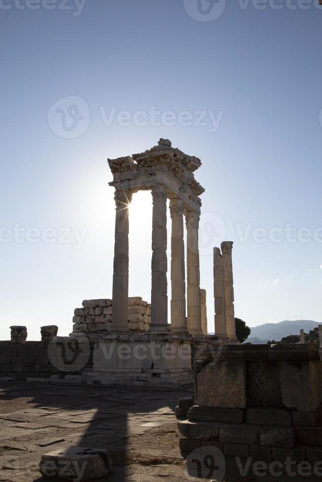 ruïnes van de tempel van Trajanus de oude plaats van pergamum-pergamon. izmir, kalkoen. oude stad kolommen met de zon in de achtergrond. foto