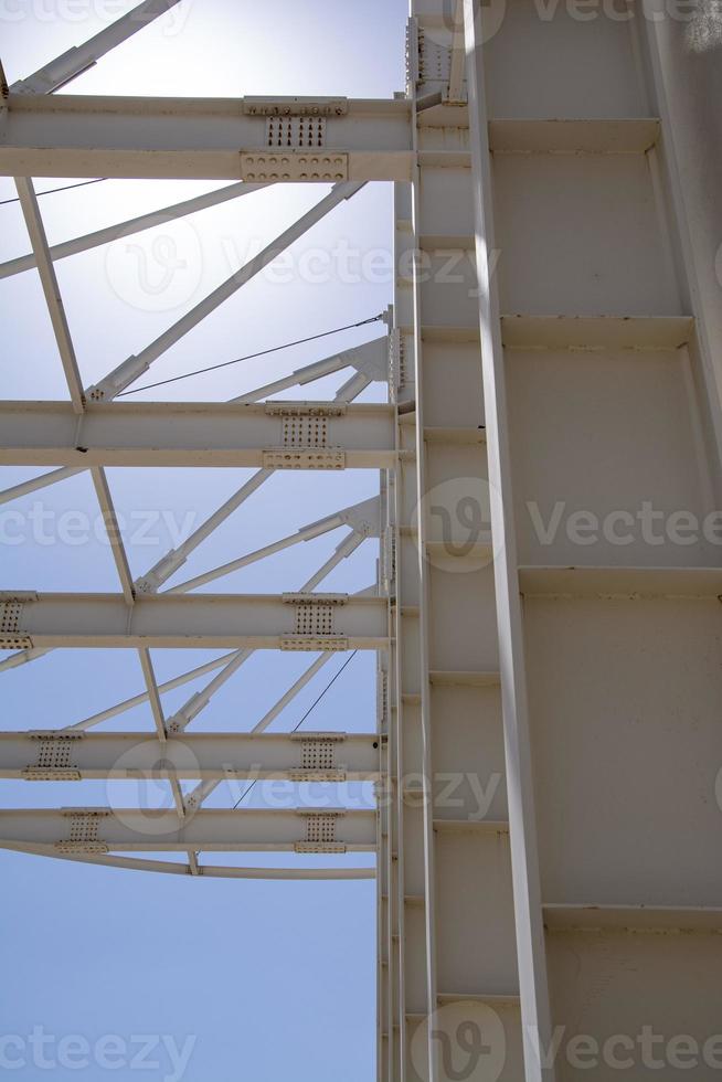 detail van de staal structuur van een modern gebouw tegen de blauw lucht. foto