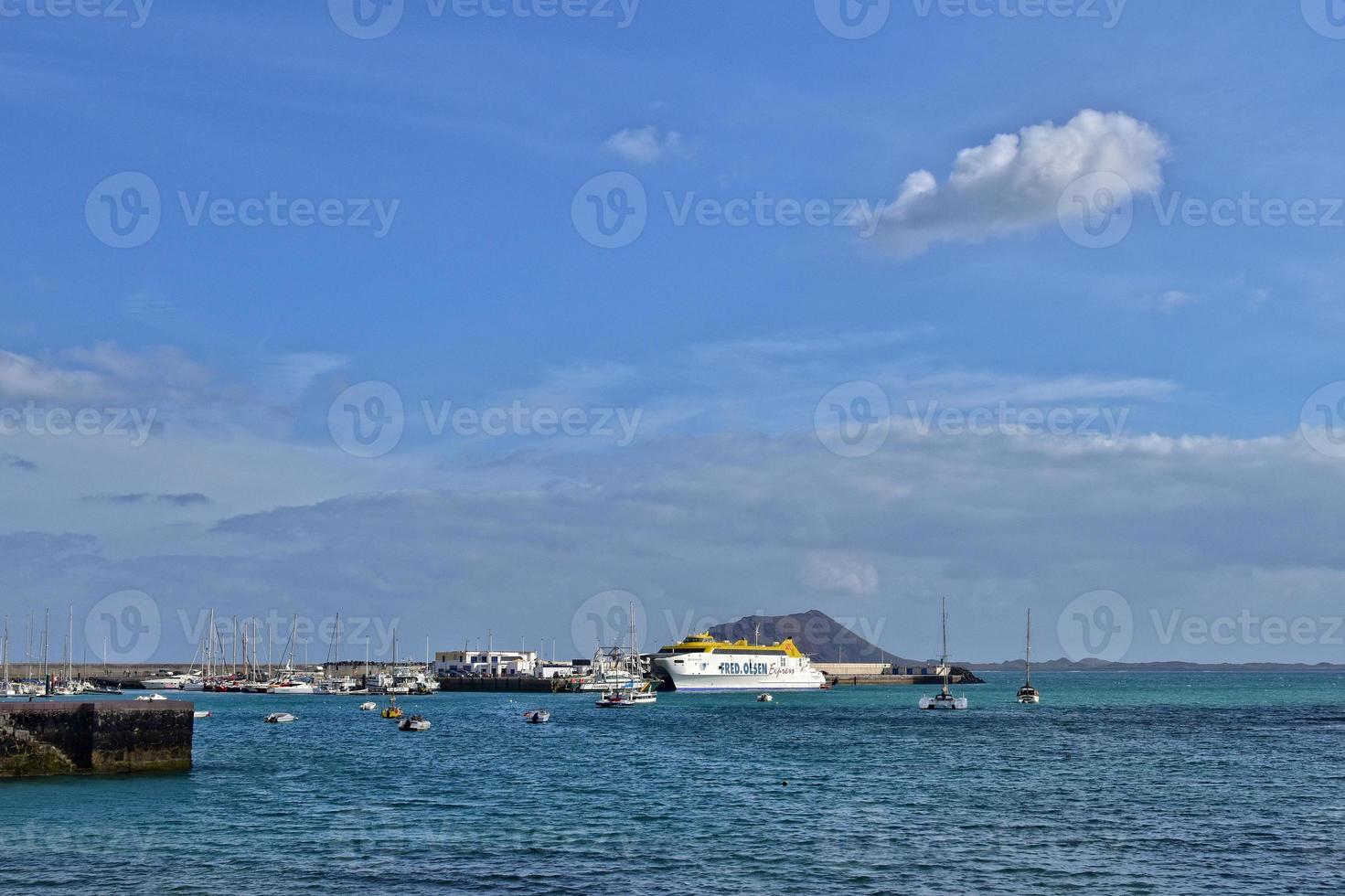 oceanisch kalmte landschap Aan de Spaans eiland van Fuerteventura met boten foto