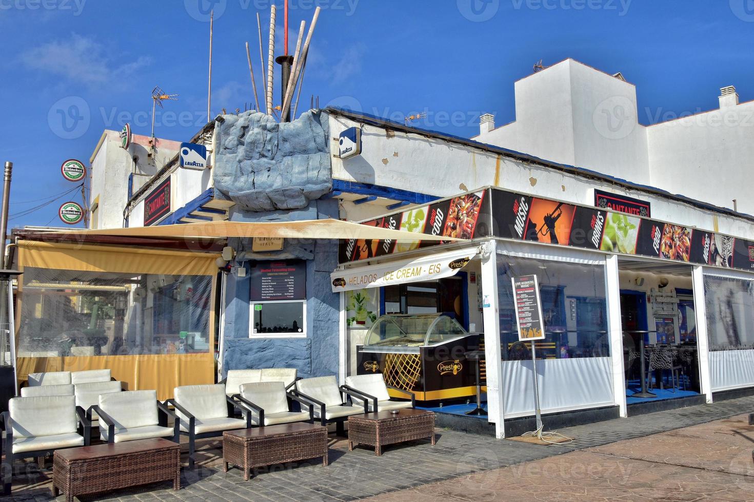 stad van corralejo Aan de Spaans kanarie eiland Fuerteventura Aan een warm vakantie dag foto