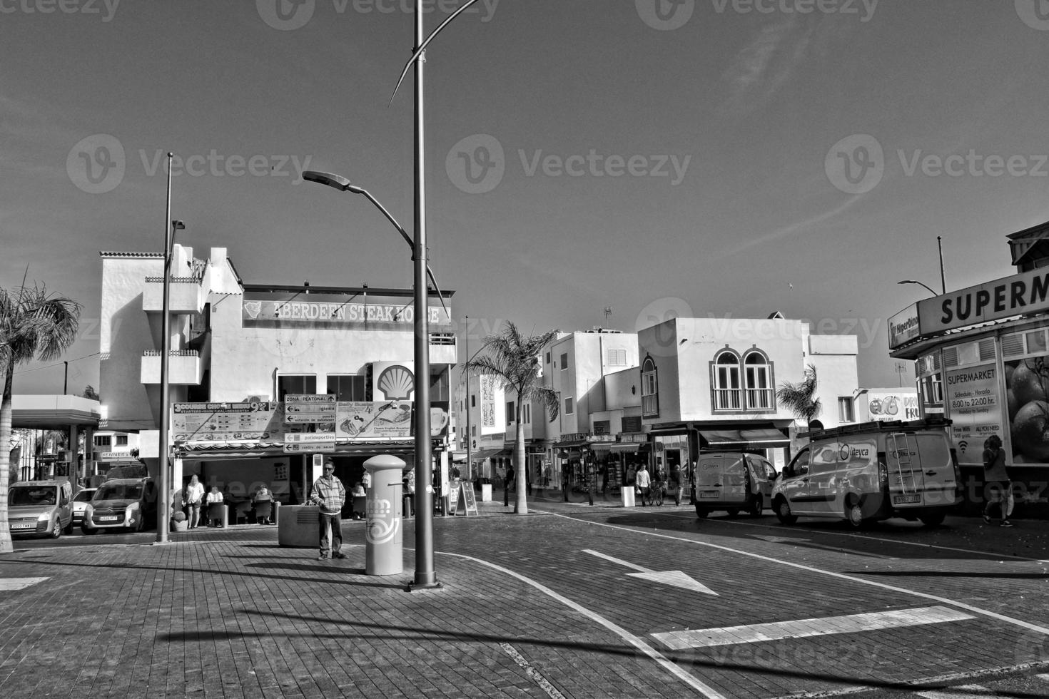 stad van corralejo Aan de Spaans kanarie eiland Fuerteventura Aan een warm vakantie dag foto