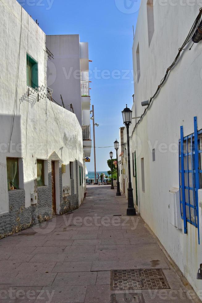 stad van corralejo Aan de Spaans kanarie eiland Fuerteventura Aan een warm vakantie dag foto