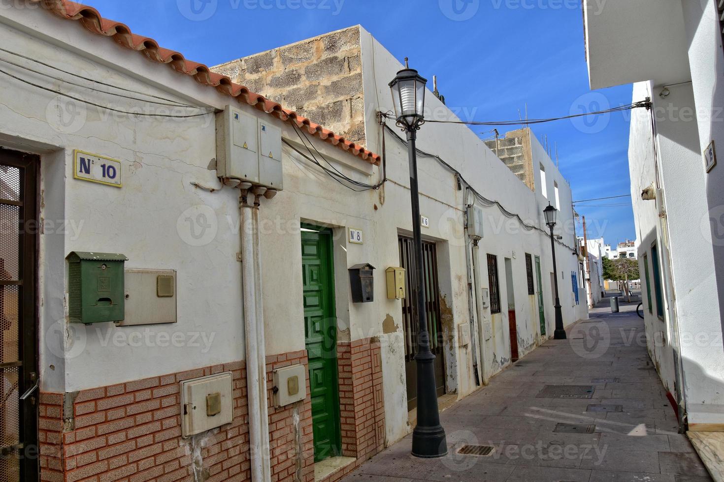 stad van corralejo Aan de Spaans kanarie eiland Fuerteventura Aan een warm vakantie dag foto