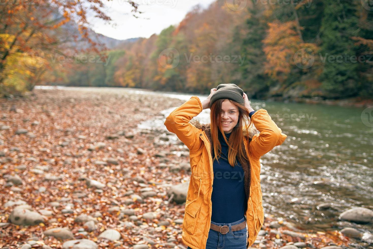 vrolijk vrouw in herfst Woud rivier- vers lucht foto