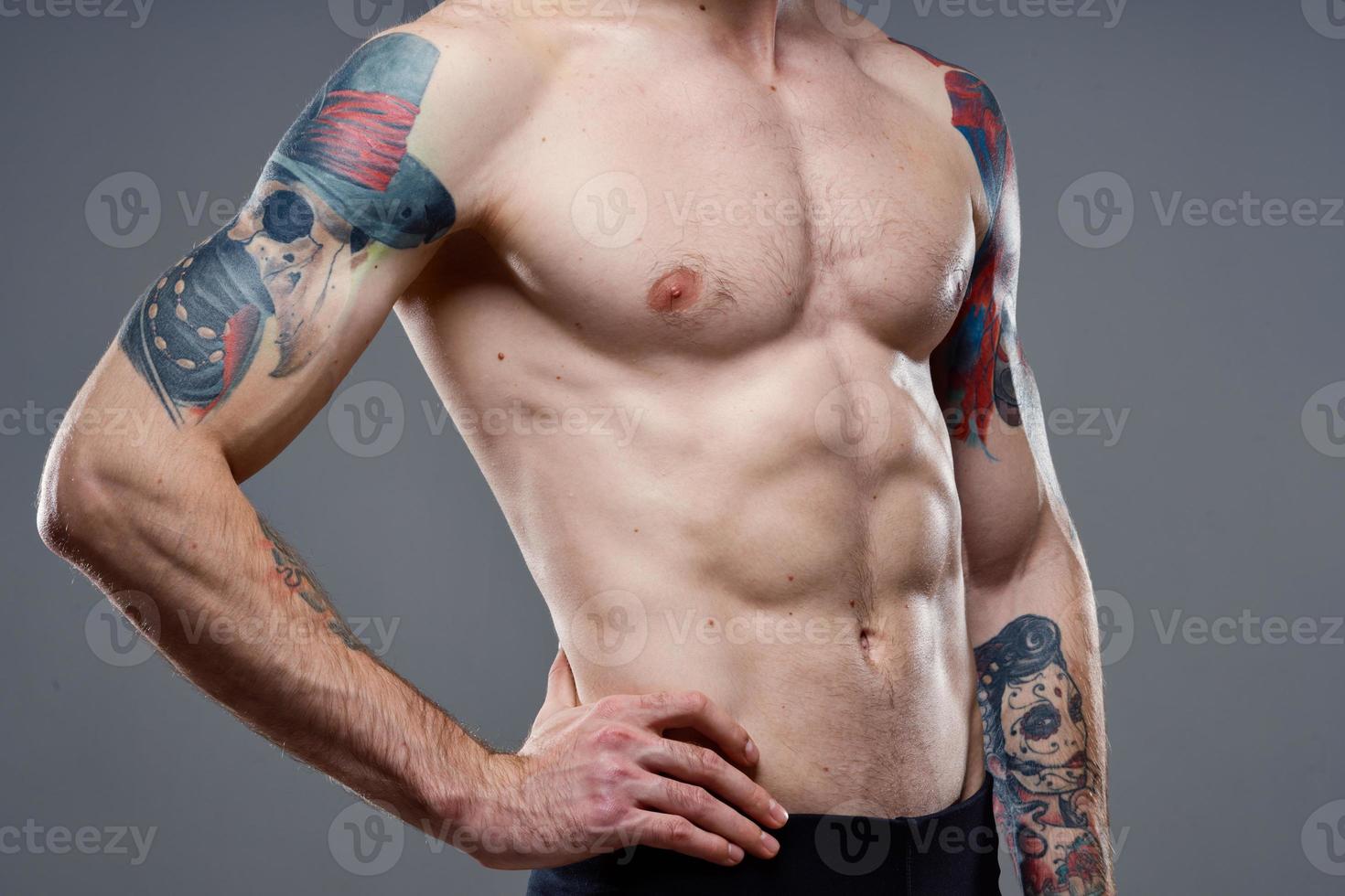 sportief Mens met een opgewonden torso tatoeëren Aan zijn armen bijgesneden visie model- foto