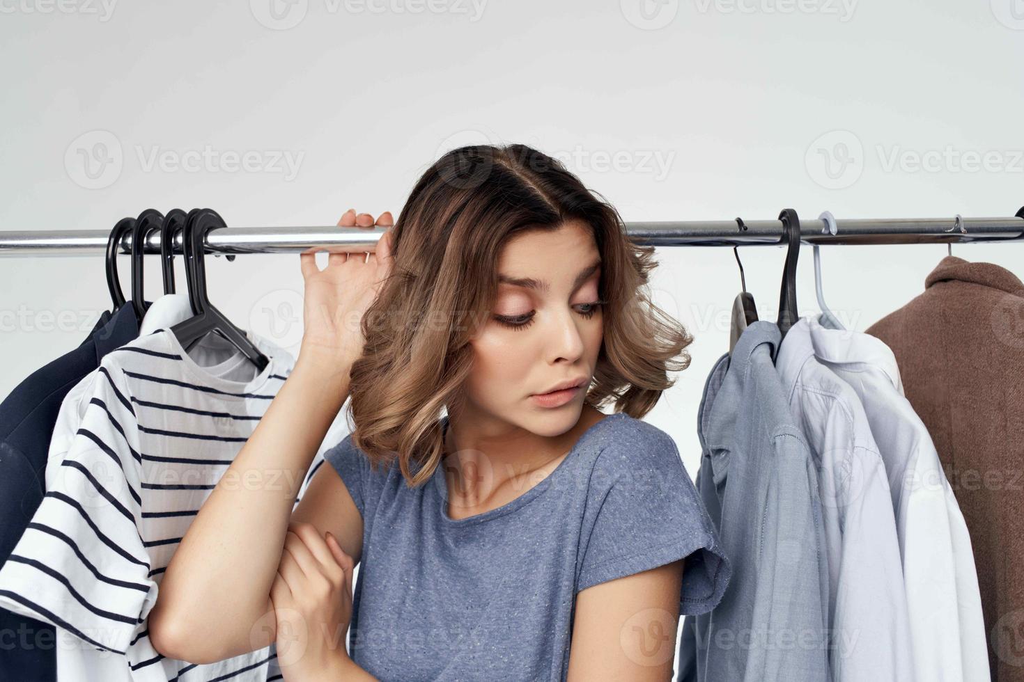 mooi vrouw kleding op te slaan koper uitverkoop geïsoleerd achtergrond foto