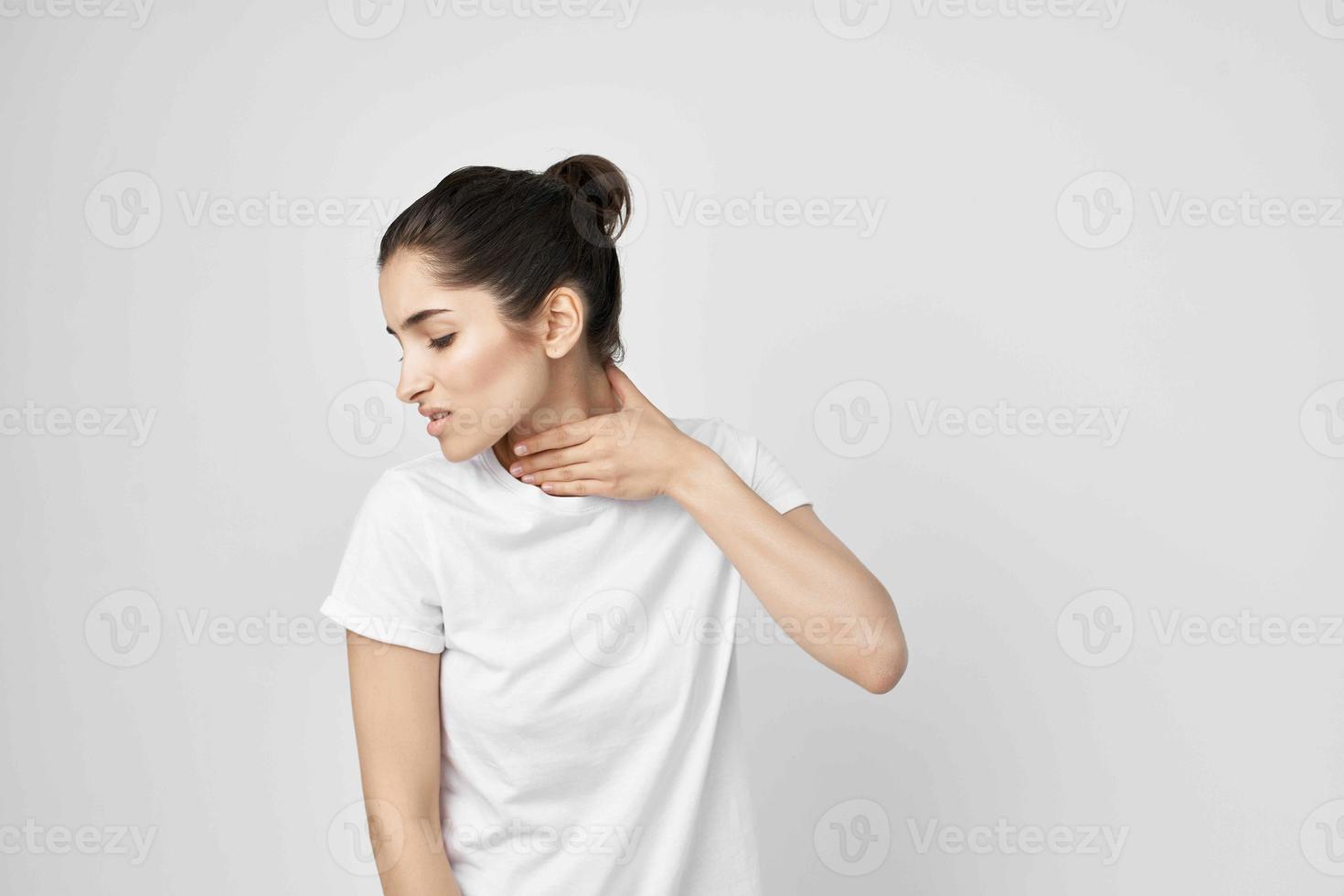 brunette Holding Aan naar de nek Gezondheid zorg Gezondheid problemen foto