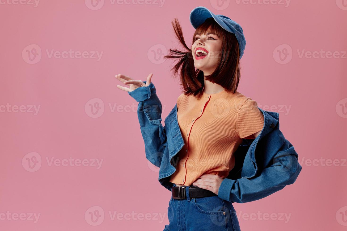 mooi jong vrouw denim pet rood lippen aantrekkingskracht mode studio model- ongewijzigd foto