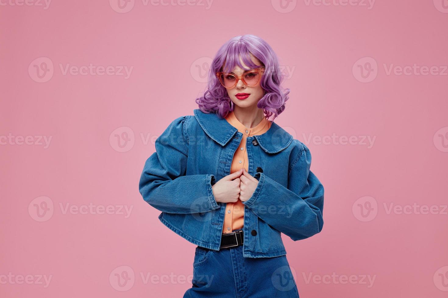 mooi modieus meisje denim kleding mode poseren pet roze bril roze achtergrond ongewijzigd foto