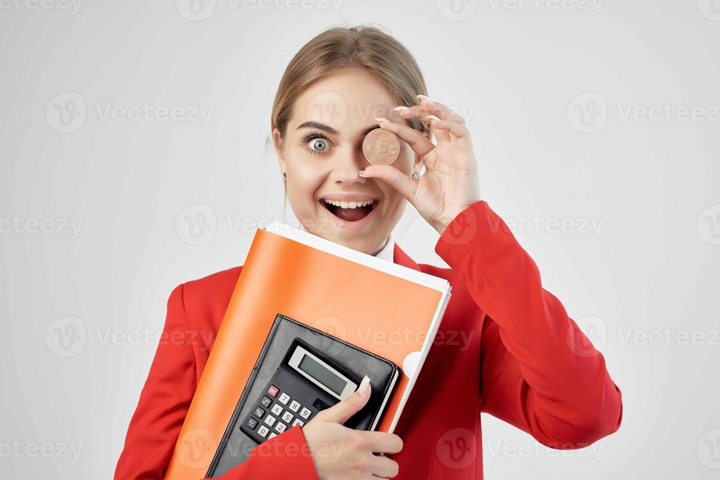 zakenvrouw in een rood jasje met documenten in hand- licht achtergrond foto