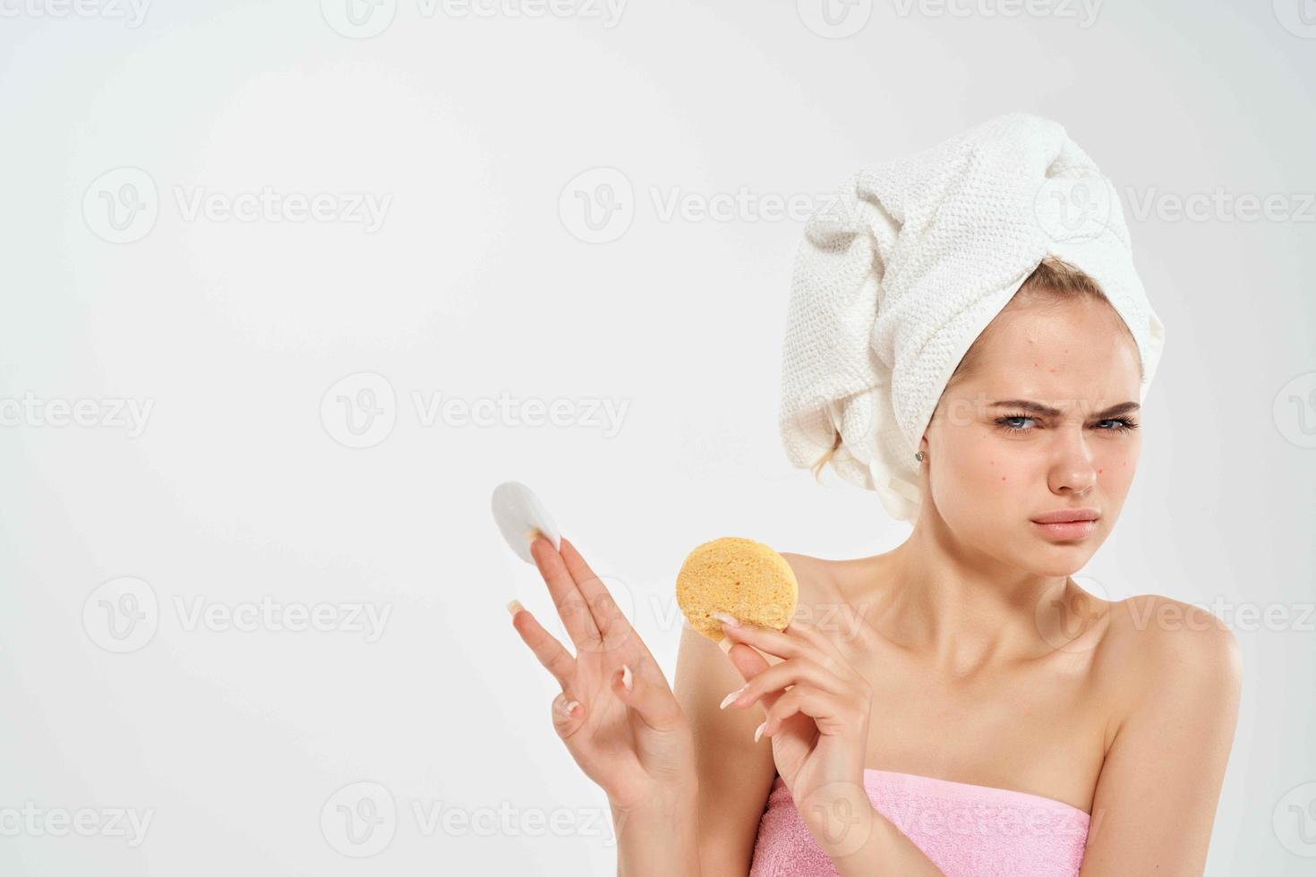 vrouw met kaal schouders met een handdoek Aan haar hoofd schoonmaak gelaats huid foto