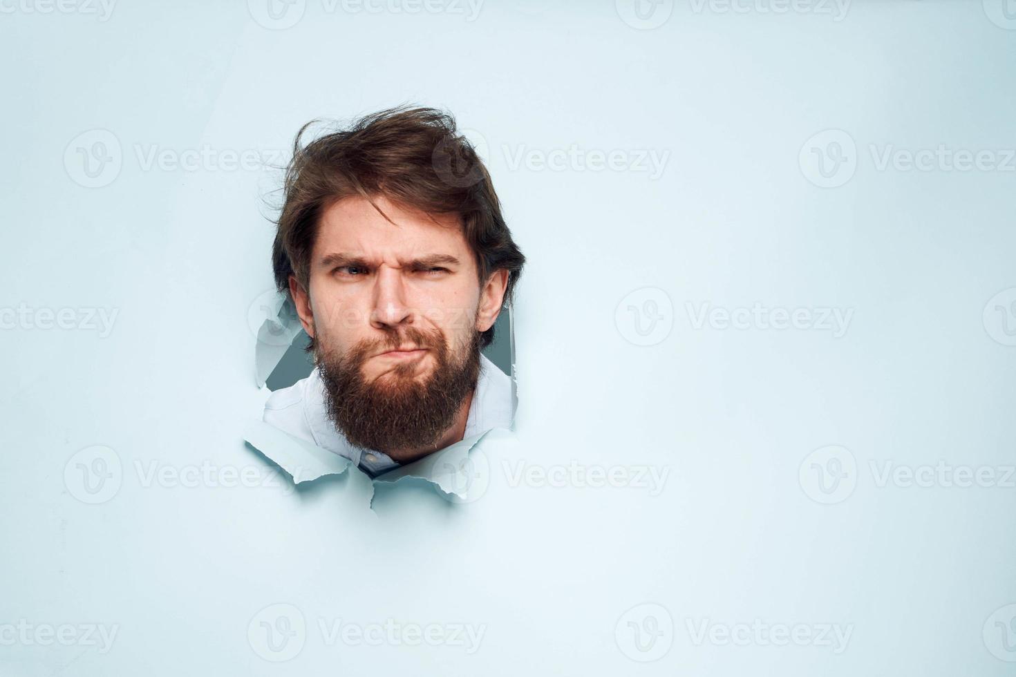een ontevreden Mens looks uit van achter de muur van de kantoor manager baan foto