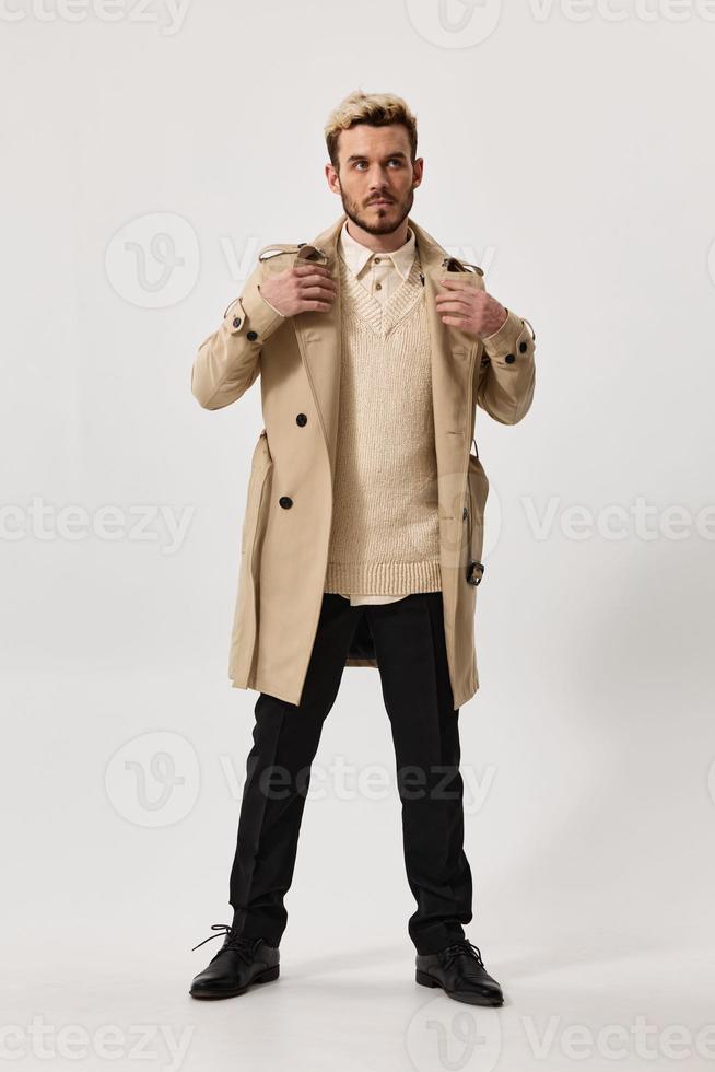 een Mens in een wit jas en een trui donker broek model- foto