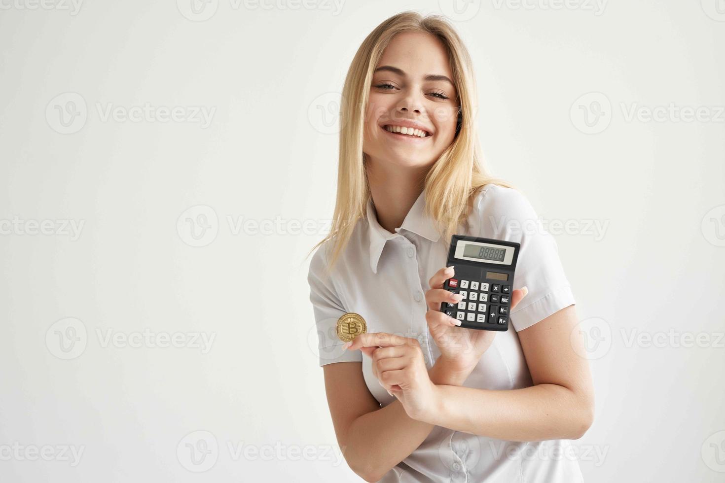 zakenvrouw in een wit overhemd met een map in hand- licht achtergrond foto