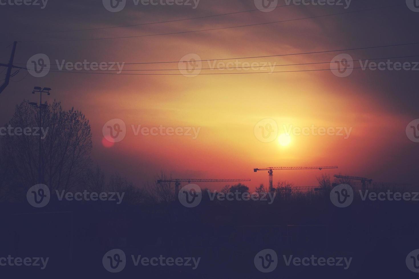 kleurrijk zonsondergang met rood lucht en bomen en wolken foto