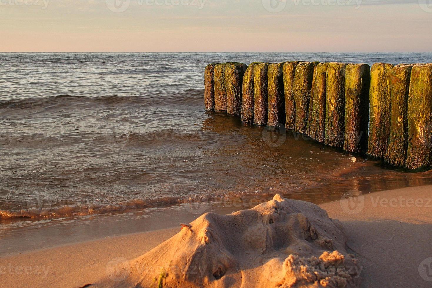 kalmte landschap Aan de Pools Baltisch zee gedurende zonsondergang foto