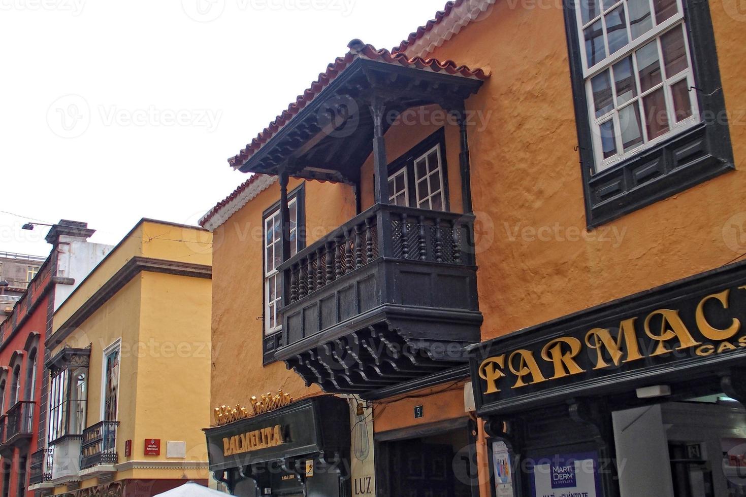 interessant kleurrijk vakantie huizen in de straten van de Spaans stad van sanca cruz in Tenerife foto