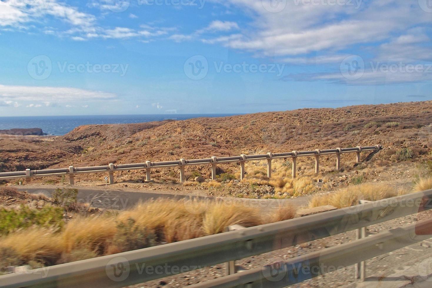 landschappen van de Spaans eiland van Tenerife met de snelweg en de oceaan foto