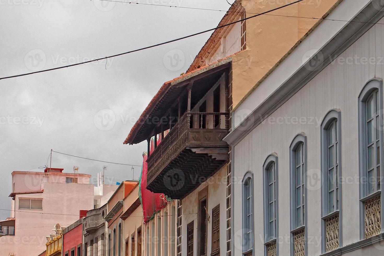 plaats landschappen met oud historisch huurkazernes en straten in de voormalig hoofdstad van de Spaans kanarie eiland Tenerife foto