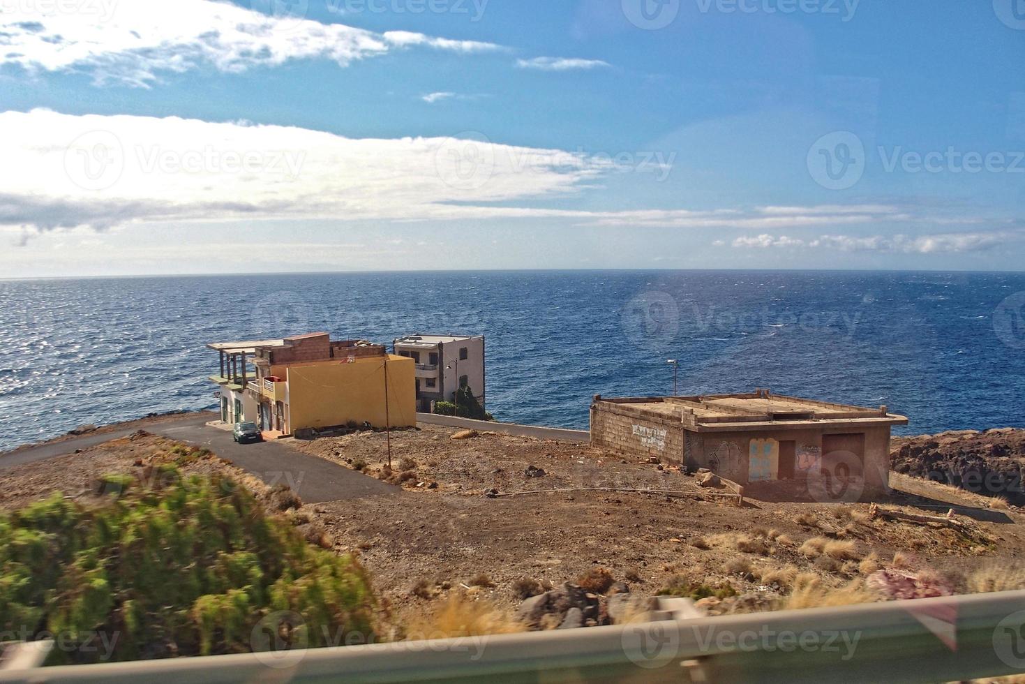 landschappen van de Spaans eiland van Tenerife met de snelweg en de oceaan foto